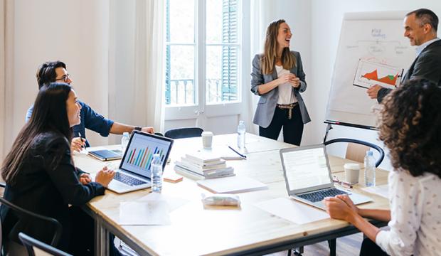 Vorschaubild für das Training Überzeugend moderieren: Sicher auftreten, klar führen und Menschen durch Gespräche leiten